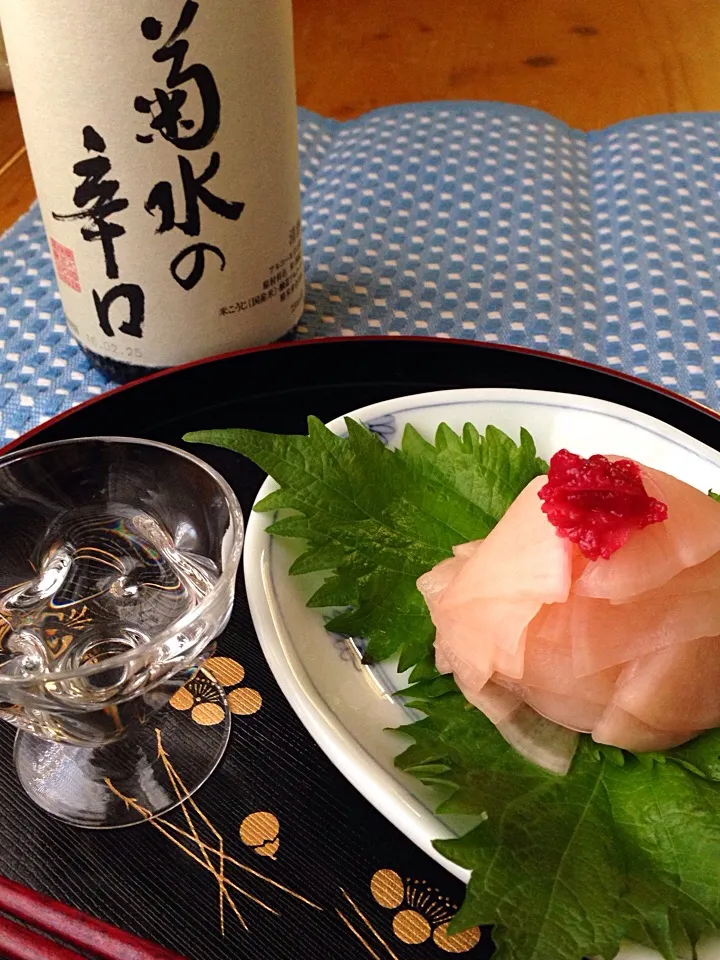 菊水の辛口🍶自家製大根の桜漬けで ちょっとお味見🌸|Hollyさん