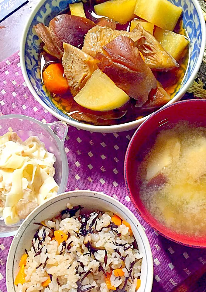 炊き込みご飯 煮物 半田ふし麺サラダ 味噌汁
椎茸祭り|掛谷節子さん