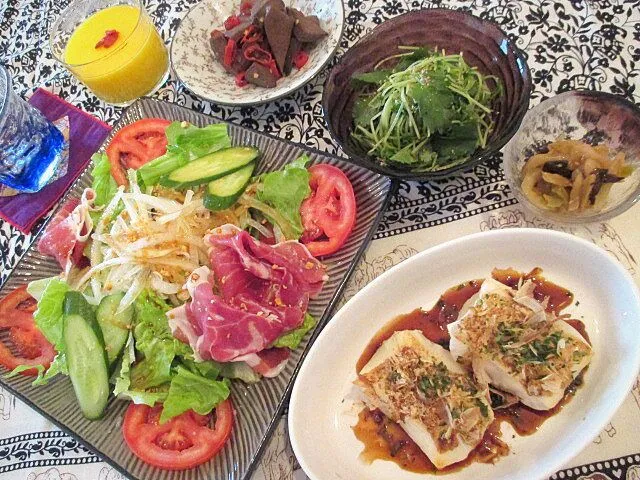 ぜんぶ簡単好相性♡生ハムのニンニク醤油和サラダ、豆苗と香菜のゴマお浸し、レバーの甘ピリ辛煮 、餅お好み焼き、マンゴープリン|ふかرさん