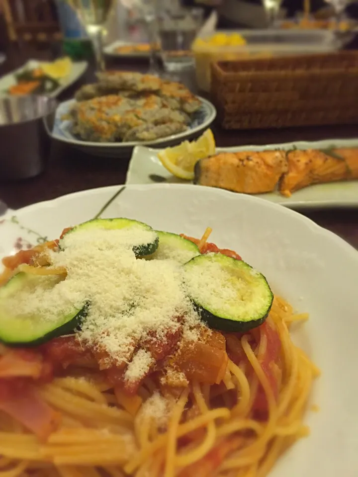 Snapdishの料理写真:トマトソースパスタ れんこんのガレット サーモンのハーブ焼き|香山ありすさん