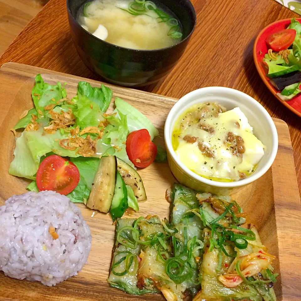 🍴十八穀米
🍴水菜とキムチのちぢみ
🍴サラダ
🍴豆腐納豆チーズ
🍴エリンギのお味噌汁|Ulich1⭐️さん