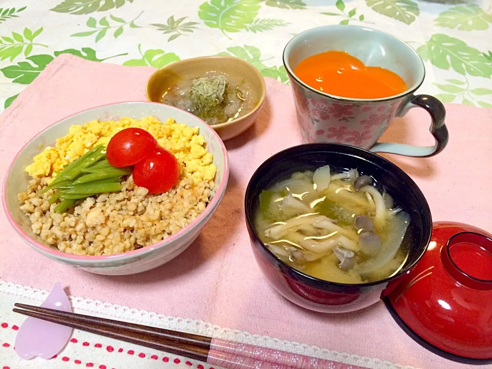 三色丼🍚
大根すりおろしとろろ昆布乗せ
キノコの味噌汁🍄

味噌汁出汁から取って、三色丼も美味しい✨✨😋
やる気無くて外食しようかなと思ったけど、何とか作れるものですね😅❗️|♥️さん