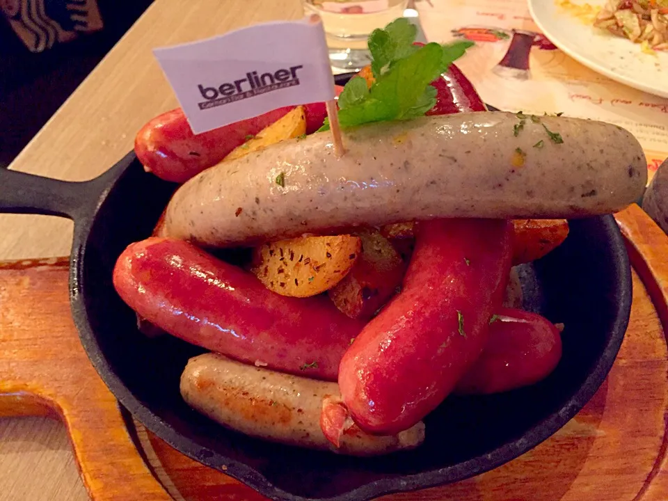 Sausage platter of bratwurst, regensburger, nurnberger & cheese krainer|Sky Blueさん