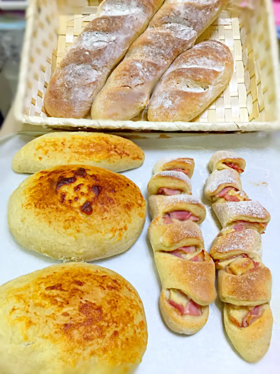 💖４種のソフトブレット🍞🍾🍽
上 🍞ソフトフランスパン
右🍞ベーコンパン
左上🍞金のカマンベールパン
左下2個🍞ナチュラルチーズパン|Asa Eiさん