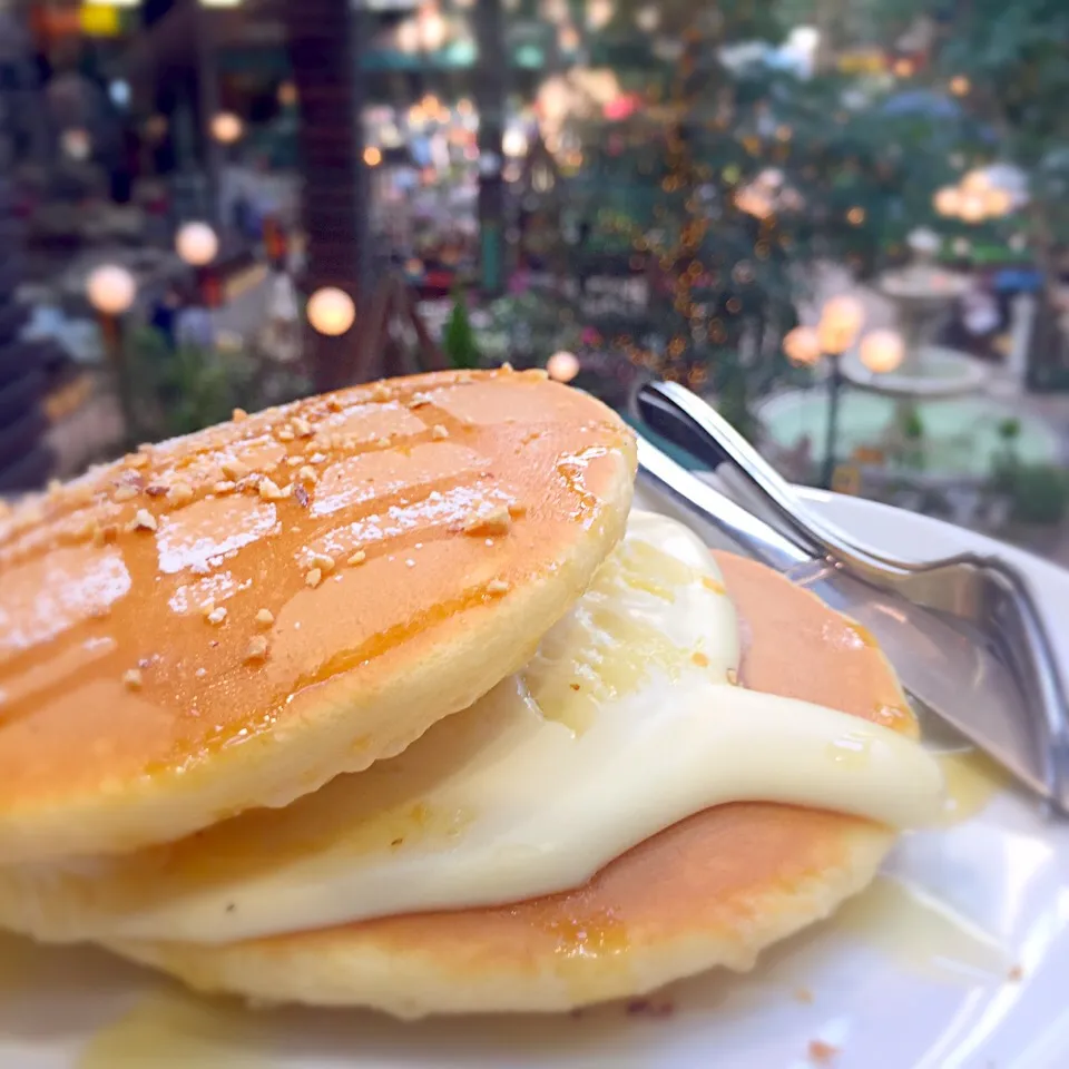 長女を送りに行き、帰りに次女とタリーズでパンケーキ。はんぶんこで食べました☺️|よこたんさん