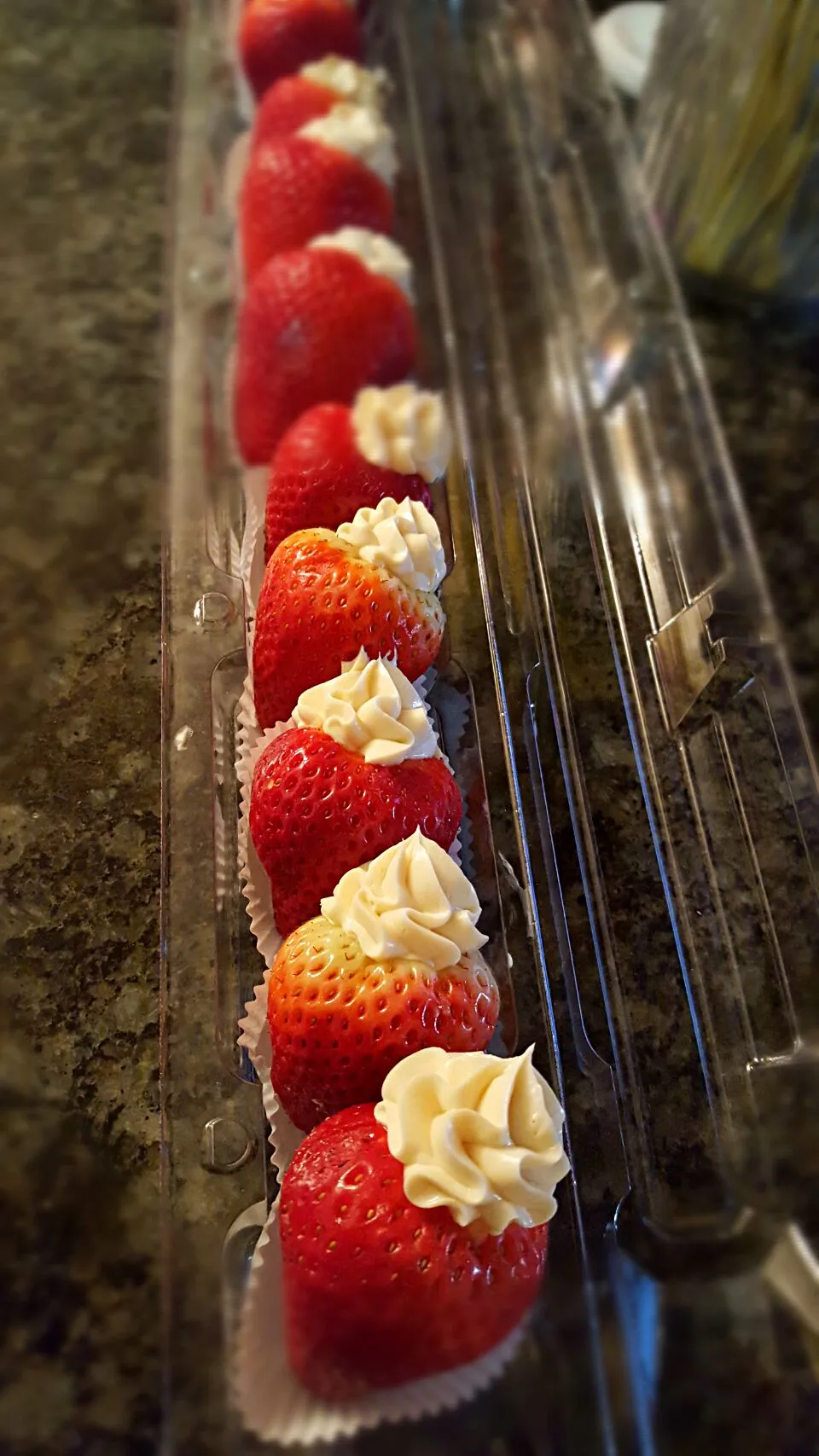 Cheesecake Stuffed Strawberries|Lakeshia Hazeleyez Goldenさん