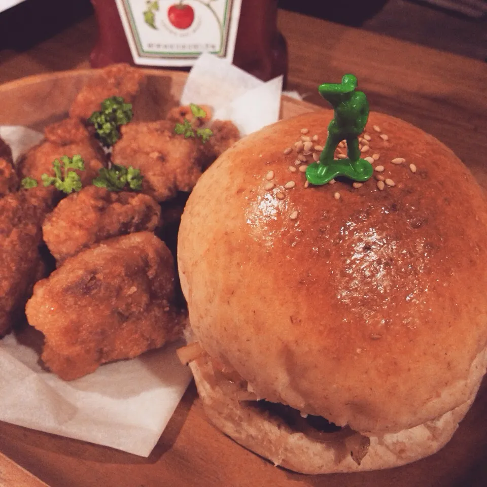 Cheese burger and fried chicken|Tomomi  Nakamuraさん