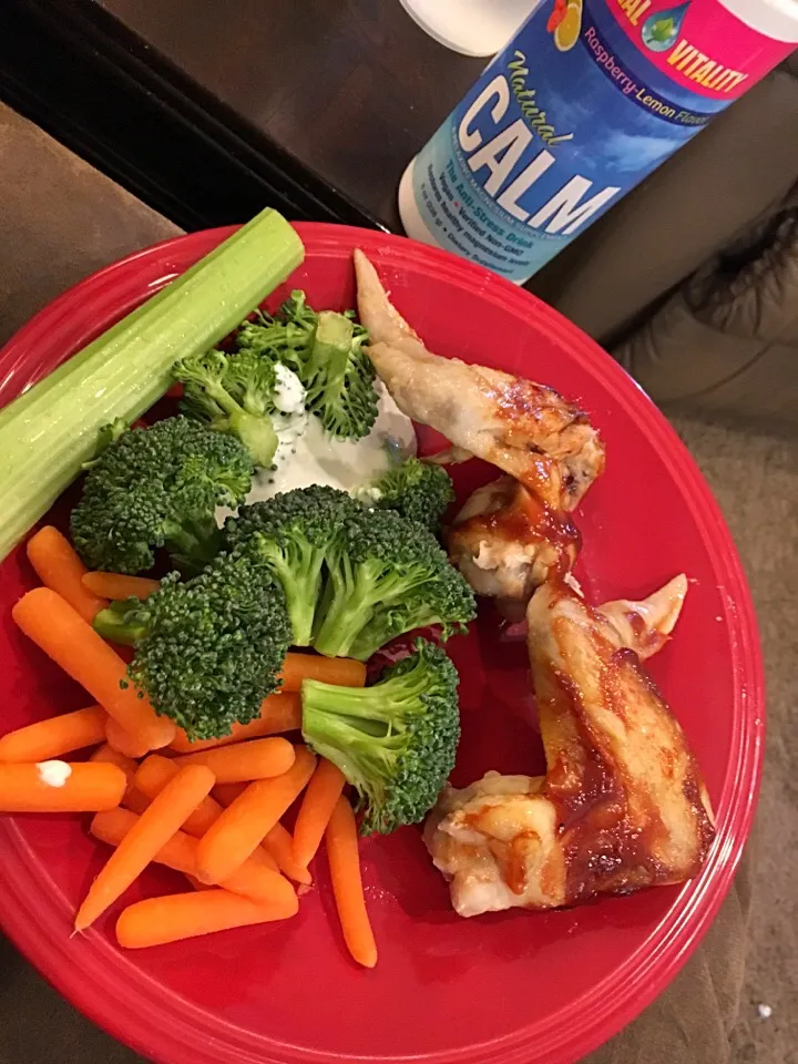 Snapdishの料理写真:Meal Three 1:30 Bbq chicken wings with veggies and magnesium drink.|Liz Martinさん