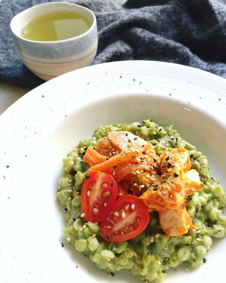 Matcha barley risotto with smoked salmon, red pesto chicken and black sesame. 煎茶。|coxiella24さん