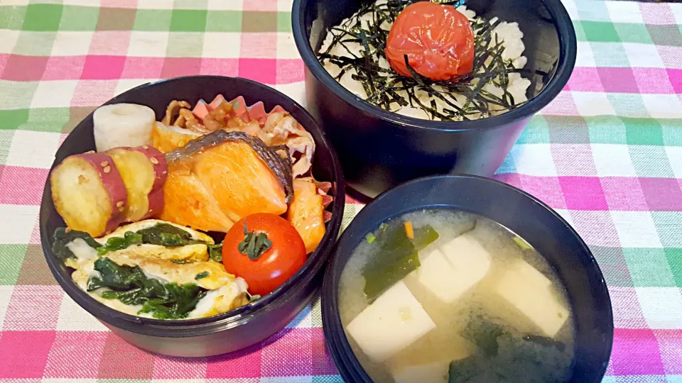 お弁当。生姜焼きと鮭とほうれん草卵焼きとさつまいもとお味噌汁。連休後めっちゃしんどくないですか。|エリカさん