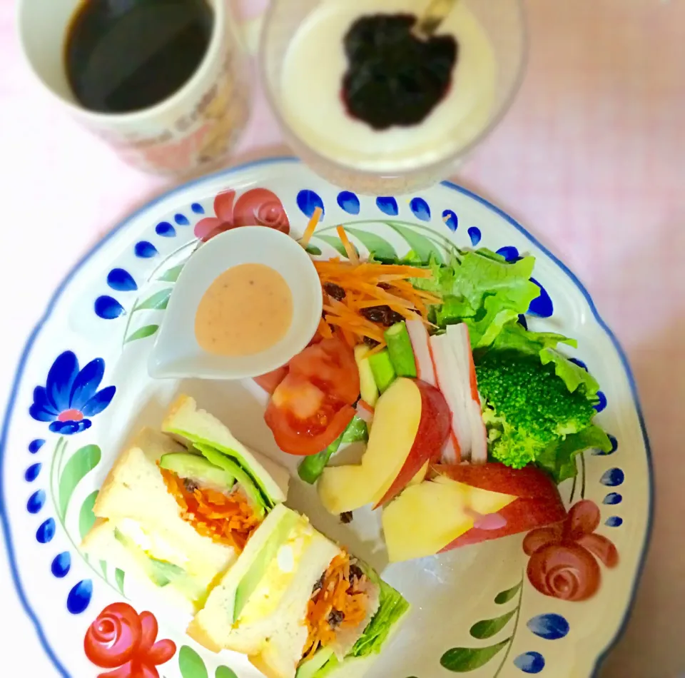 Snapdishの料理写真:玉子サンドに生ハムの野菜サンド💕生ハムサンドは生ハムの塩気と旨味がなんとも幸せな朝を迎えさせてくれます☺️
減塩生活満喫中。味覚が益々冴えて来た〜😋|ナタママさん