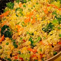 Snapdishの料理写真:my version of cauliflower fried rice with lean ground chicken and mixed vegetables. . #pearlslutuan|pearls lutuanさん