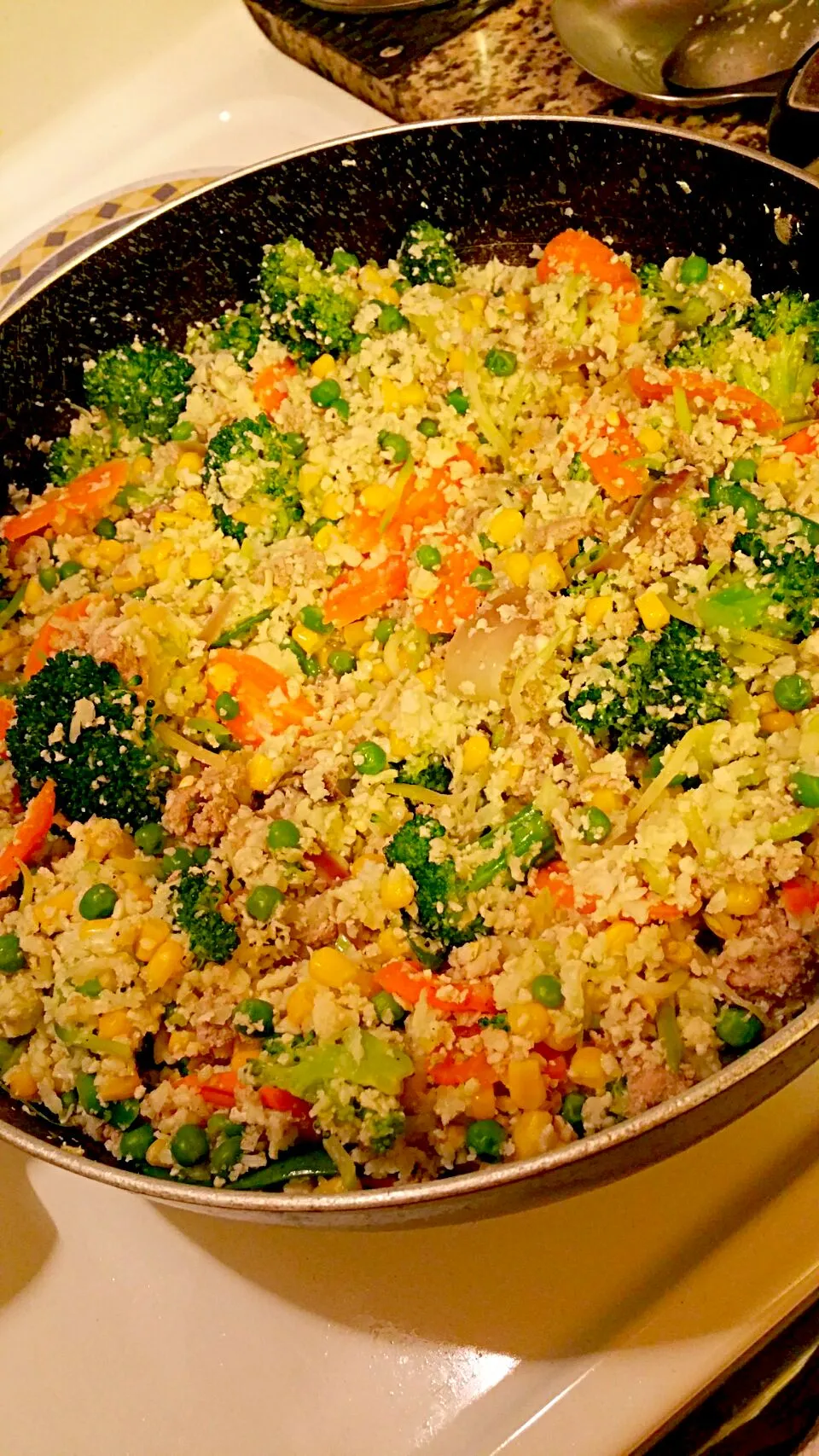 Snapdishの料理写真:my version of cauliflower fried rice with lean ground chicken and mixed vegetables. . #pearlslutuan|pearls lutuanさん