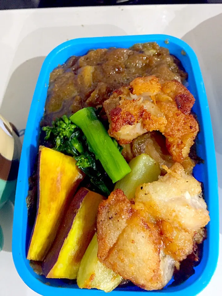 Snapdishの料理写真:パパお弁当🍱  フライドチキン 鶏肉のカレーあんかけ  さつまいもとじゃがいもの素揚げ  菜の花の漬物|ch＊K*∀o(^^*)♪さん