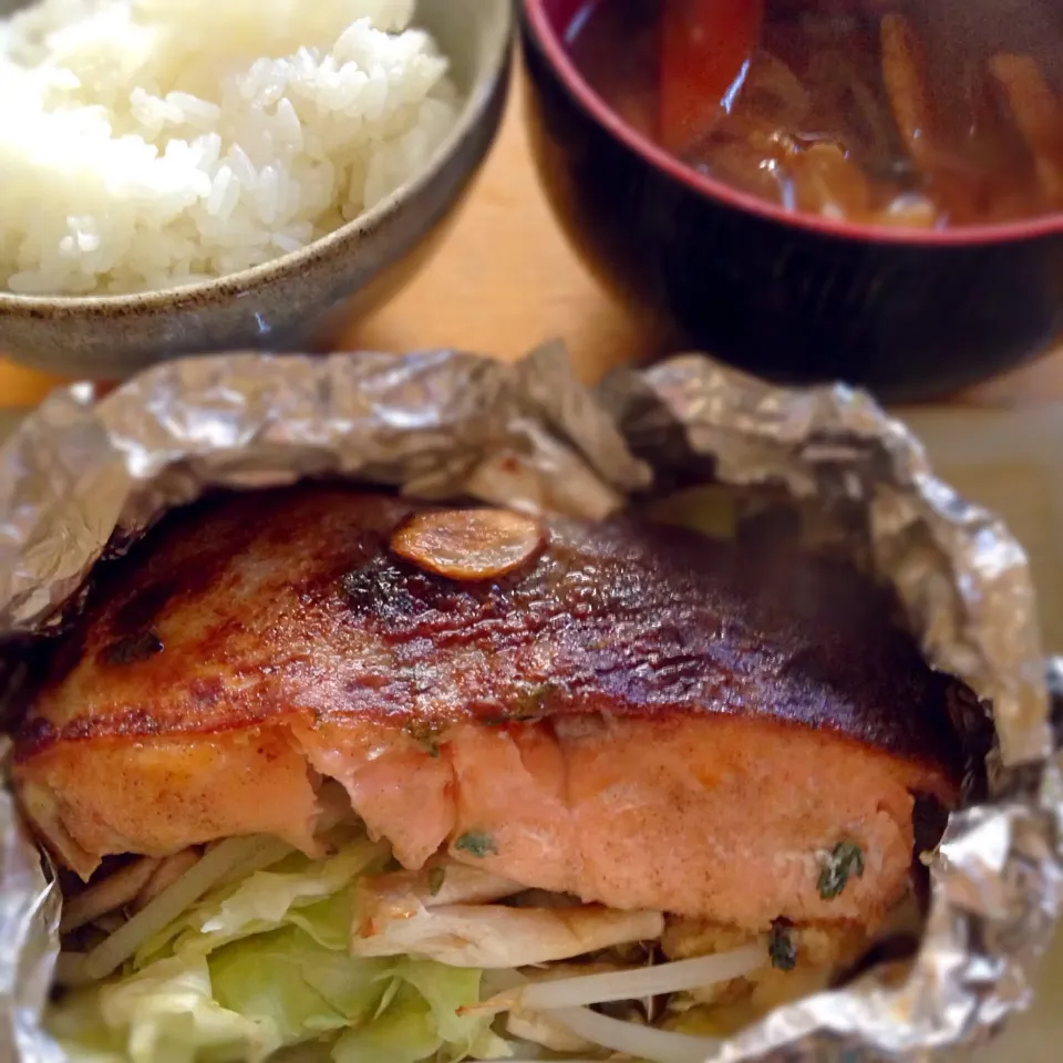 遅い朝ご飯…サーモンと春キャベツのホイル焼き♫本日の御御御付けは、人参と油揚げ・刻み昆布にネギたっぷりです💖|こなちゅんさん