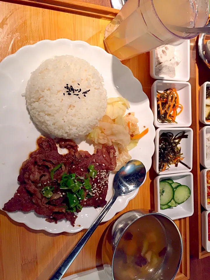 Bowl of rice served with stir fried beef in a soy sauce|Sky Blueさん