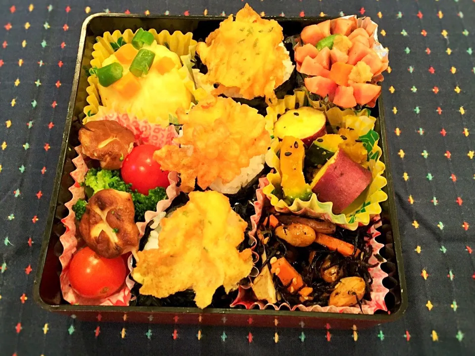 Snapdishの料理写真:天むすと色とりどりのお弁当|chiaki3（平川ちあき）さん