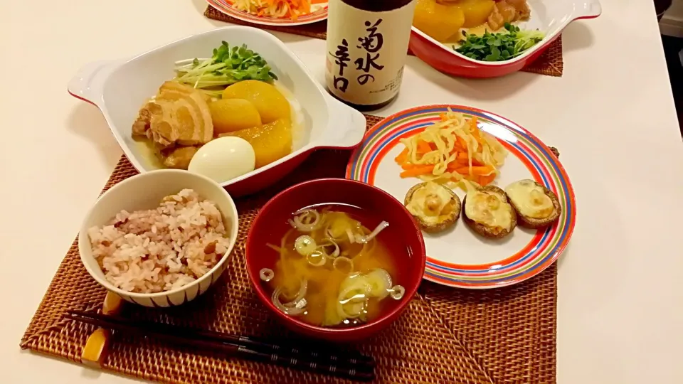 今日の夕食　豚の角煮、切り干し大根の煮物、椎茸の味噌チーズ焼き、雑穀米、わかめの味噌汁|pinknari🐰🌈さん