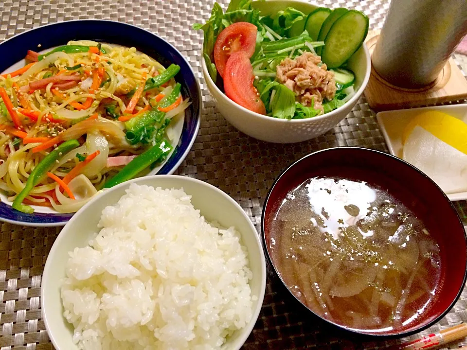 Snapdishの料理写真:今日の夜ごはん

○塩やきそば
○水菜サラダ
○お漬物
○ごはん
○オニオンスープ

冷蔵庫の野菜処理day(﹡ˆ︶ˆ﹡)♬*|えりえいたさん