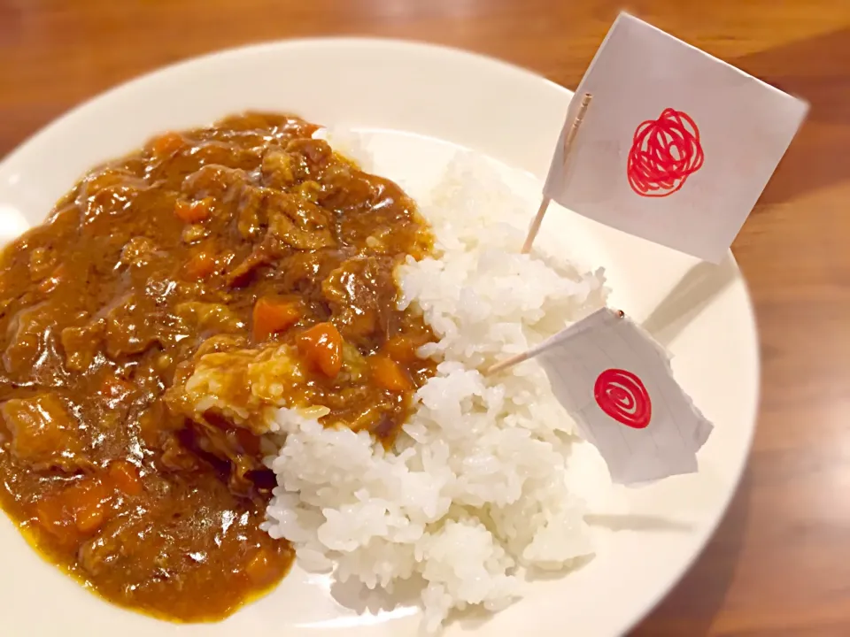 鶏皮たっぷりカレー、いただきまーす♪ん？あれ？ちょっと誰ですか、お子様カレーにしたの(^_^;)|ASuzukiさん