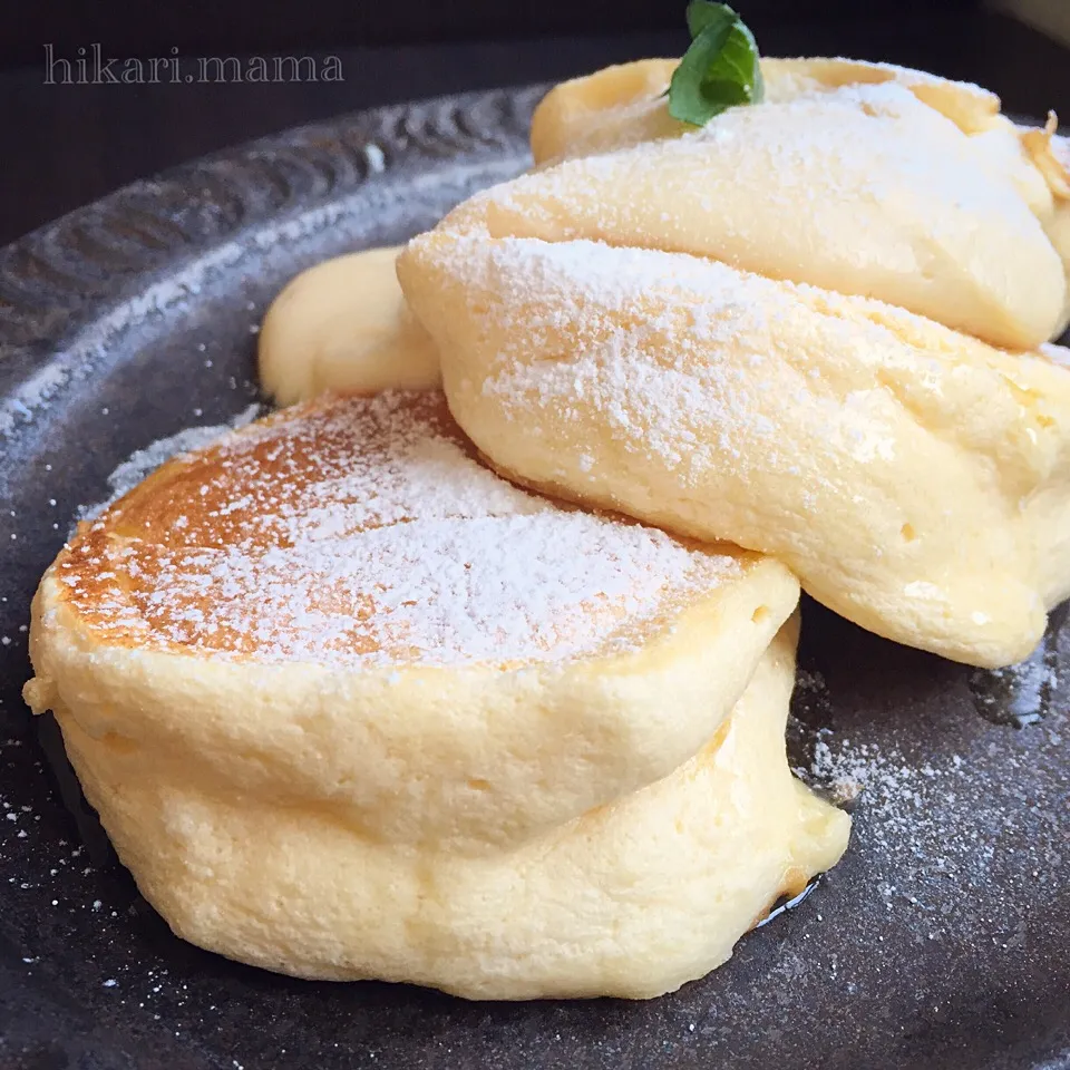 今日のおやつ♡ふわふわ～✨幸せのスフレパンケーキ😋|ひかりママさん