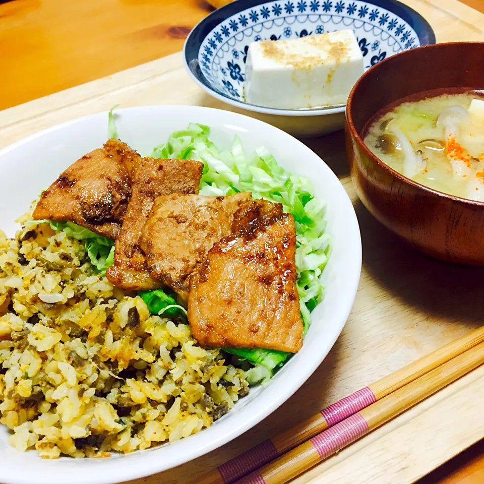 高菜チャーハンと生姜焼き♡春キャベツをそえて|miokoさん