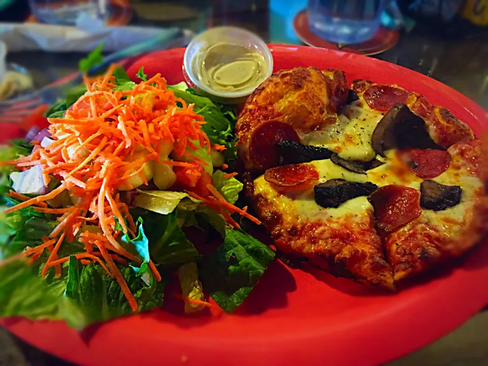 Nothing fancy but still a FAV! Pepperoni & portabella pizza w/ a side salad (chipotle ranch dressing) at Alpine Tavern.|Liesel Ryanさん