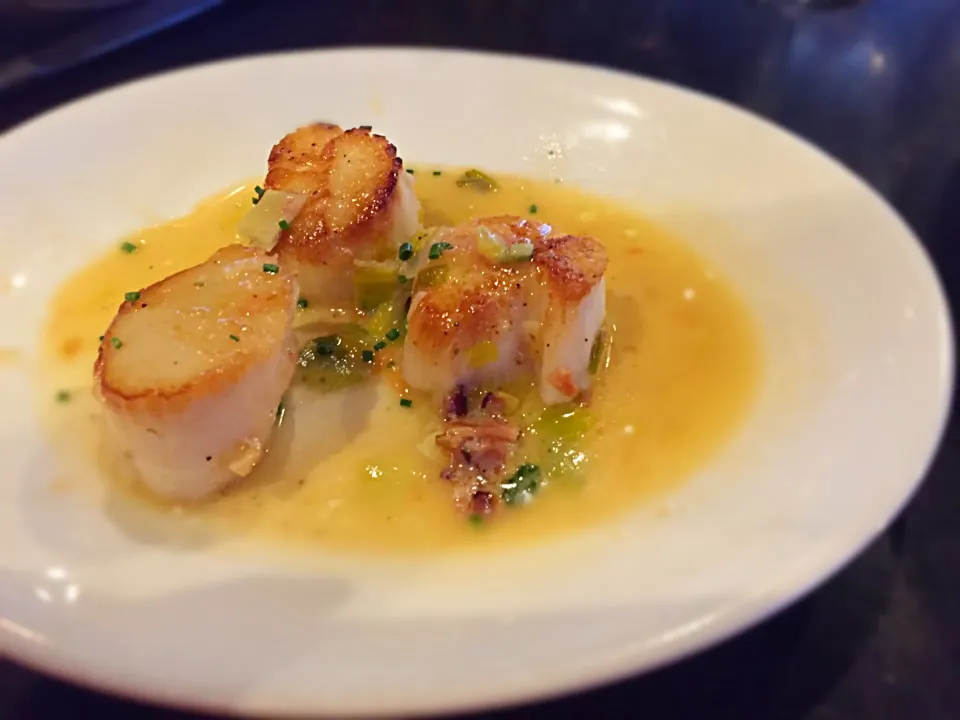 Seared scallops with a leek beurre blanc|Liesel Ryanさん