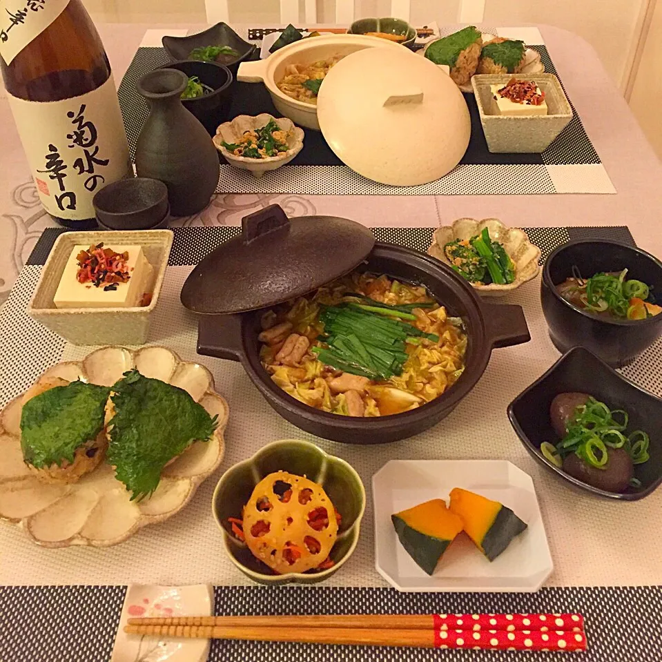 今日の夕飯♡
菊水の辛口といただきまーす！
△
・もつ鍋
・切り干し大根と人参と蓮根のきんぴら
・こんにゃくの甘辛煮(昨日の残り)
・こんにゃくと厚揚げの土佐煮
・かぼちゃの煮物
・ほうれん草と菜の花のお浸し
・さんまの味噌煮缶の炊き込みごはんと大葉とチーズと胡麻の焼きおにぎり
・冷奴|まぁちゃんさん