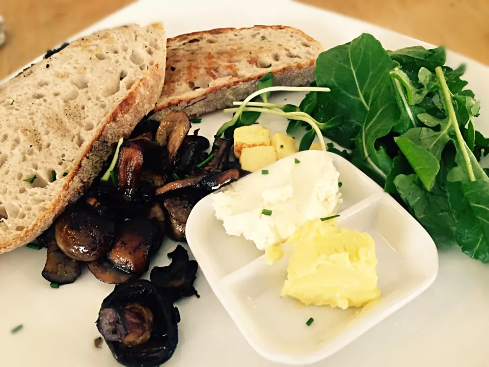 Sourdough with Mushrooms, halloumi and Rocket|Sergio Lacuevaさん