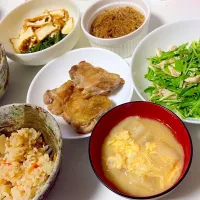 Snapdishの料理写真:炊き込み御飯、鶏モモ肉のガッテン焼き、ささみと水菜のサラダ、自家製なめ茸、小松菜と油揚げの煮物、卵と麩のお味噌汁|まこさん