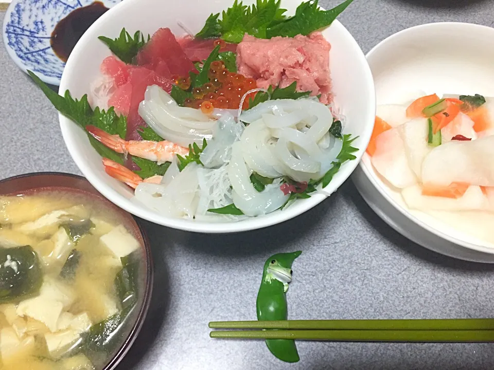 好きな種類だけの海鮮丼、カブ、豆腐ワカメ味噌汁|ms903さん