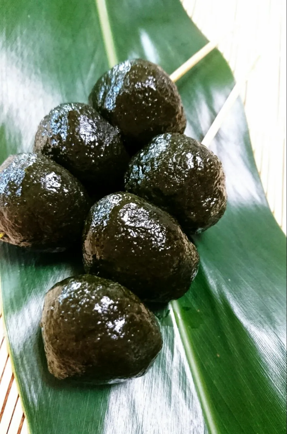 郷土菓子のよもぎ餅を。。生のよもぎから✨
子供も大好きです✨|くみさん