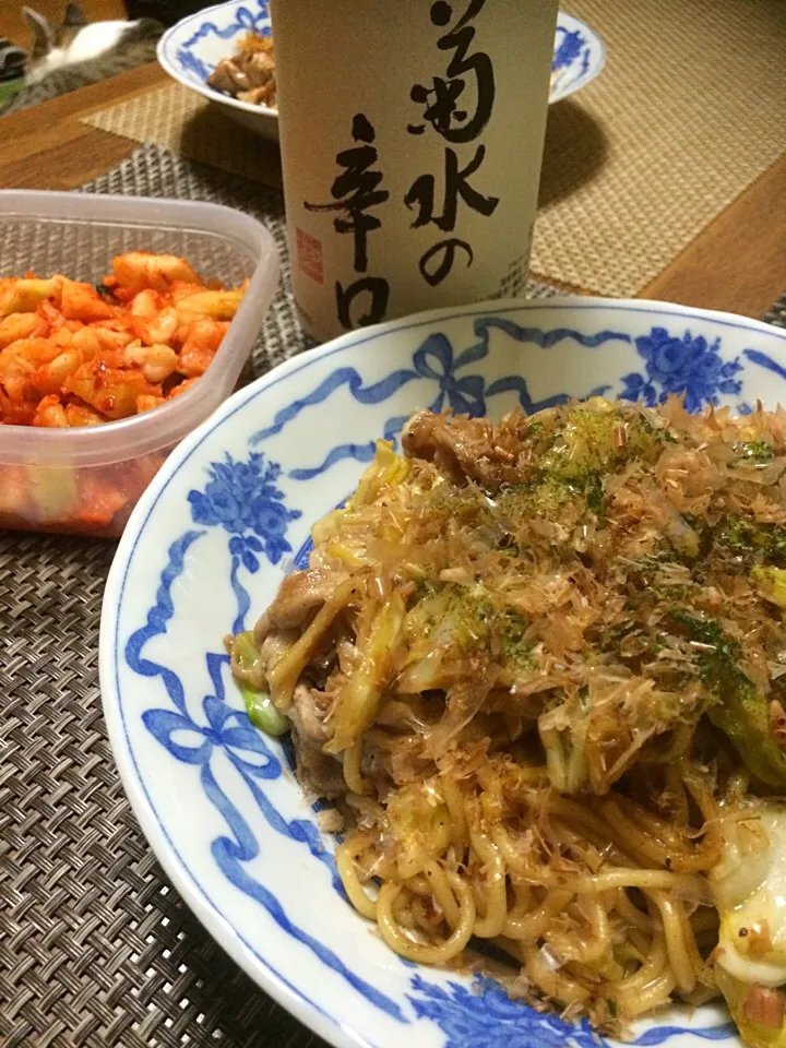 菊水の辛口と焼きそば&カクテキキムチ〜♬*ﾟ|kiyomiさん