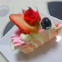 Snapdishの料理写真:#フリルのイチゴとベリーのケーキ🎂
#食用バラ🌹|ちはさん