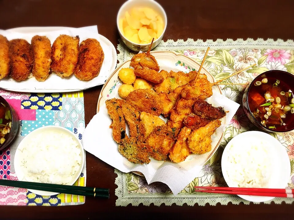 串カツの盛合せとカニクリームコロッケ

れんこん
かぼちゃ
うずらの玉子
ソーセージ
豚肉とネギ
玉ねぎ
エビ|masachanさん