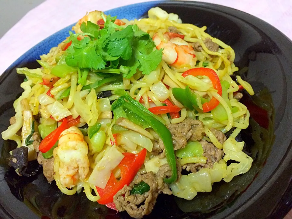 ナタママさんの料理 オイスターソースとカレー粉で味付け。減塩でめちゃおいしい焼きそば😍
お肉は今回は合挽きひき肉。牛肉が合うよ。パクチーも出来たら最後にトッピング❤️|ナタママさん