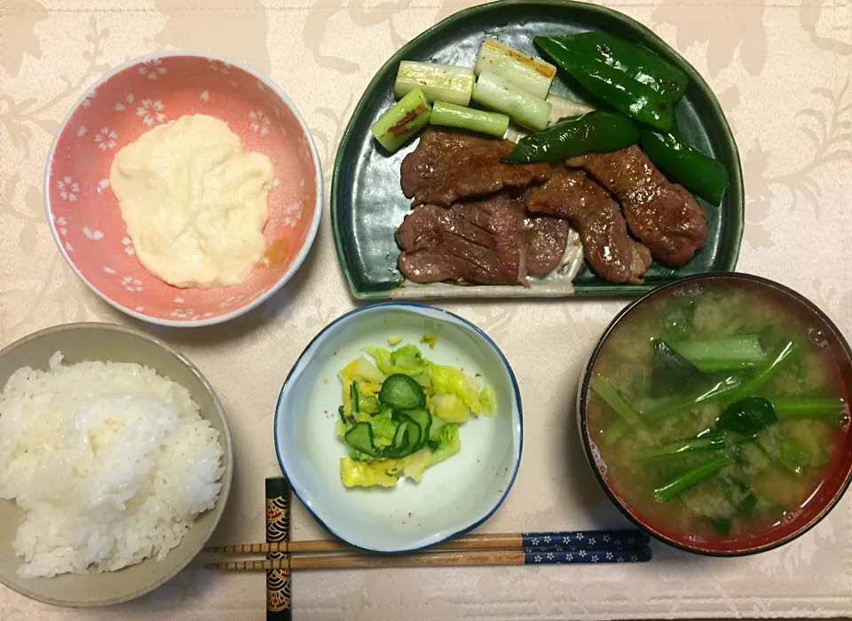 せんだいみやげ牛タン塩焼き定食 とろろ 春キャベツときゅうりの浅漬け 小松菜味噌汁 つや姫白米|Junko Tominagaさん