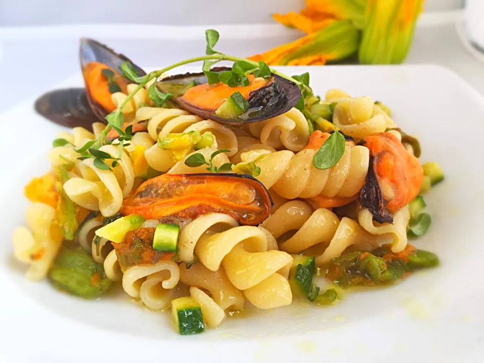 Snapdishの料理写真:Fusilli pasta with Mussels, Courgettes and Courgette Flowers|laura giardinaさん