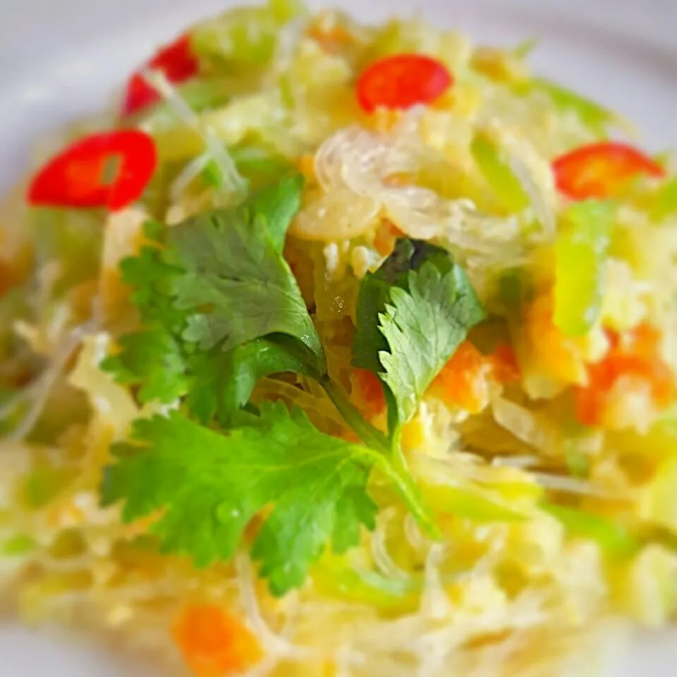 glass noodles fried with green marrow, egg and a little dried shrimp #somethinglight #childhooddish|Chua Jeanさん