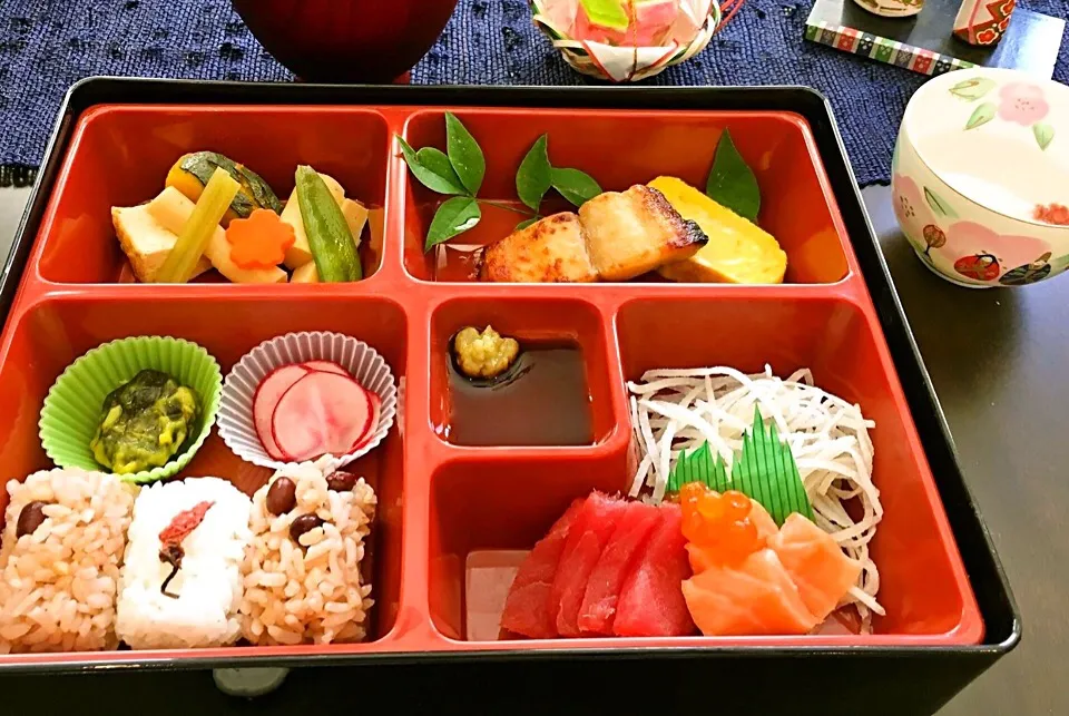 二色おにぎり幕の内弁当🌸海外でお花見🌸 #bento #japanesefood #弁当 #お花見 桜の塩漬けおにぎりとあずきおこわのおにぎり|Little Darlingさん