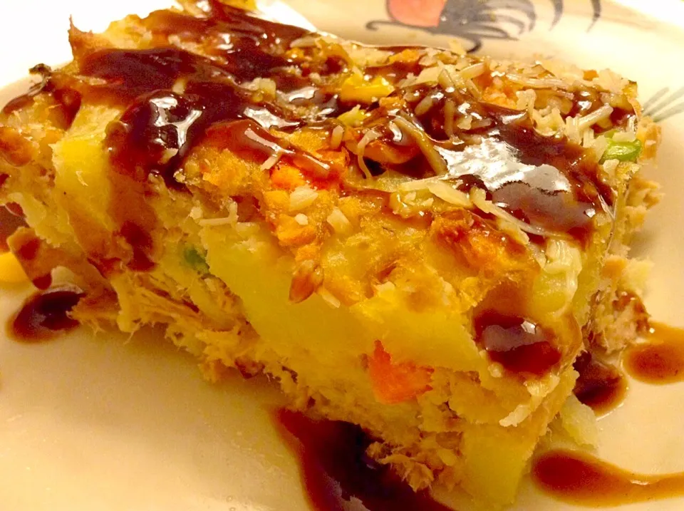 Tuna, potatoes and veggies cake with Mayo and katsu sauce|Jorge Bernal Márquezさん