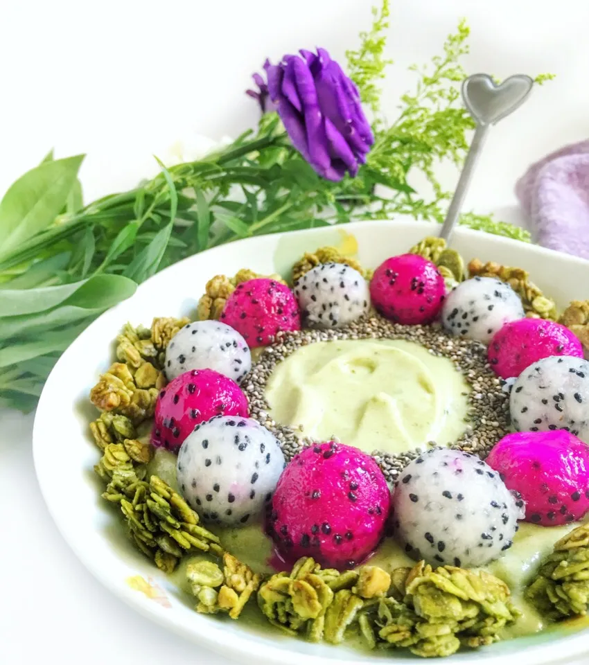 Matcha nicecream with matcha granola chunks, red & white dragonfruit, chia seeds|coxiella24さん