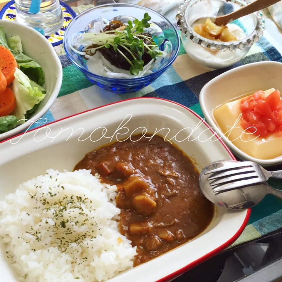 Snapdishの料理写真:(レトルト)横須賀海軍カレー、トマトのっけ玉子豆腐、沖縄もずくと新玉ねぎ、サラダ、林檎と生姜のジャムのっけヨーグルト🍴♡|🇯🇵ともこちゃん。さん