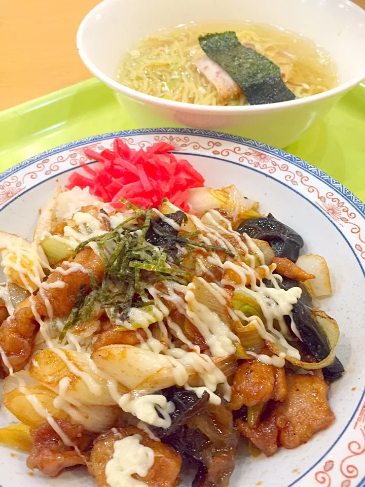 Snapdishの料理写真:鶏マヨ丼🐣＋塩ラーメン🍜
at 北京餃子|ま〜てぃんさん