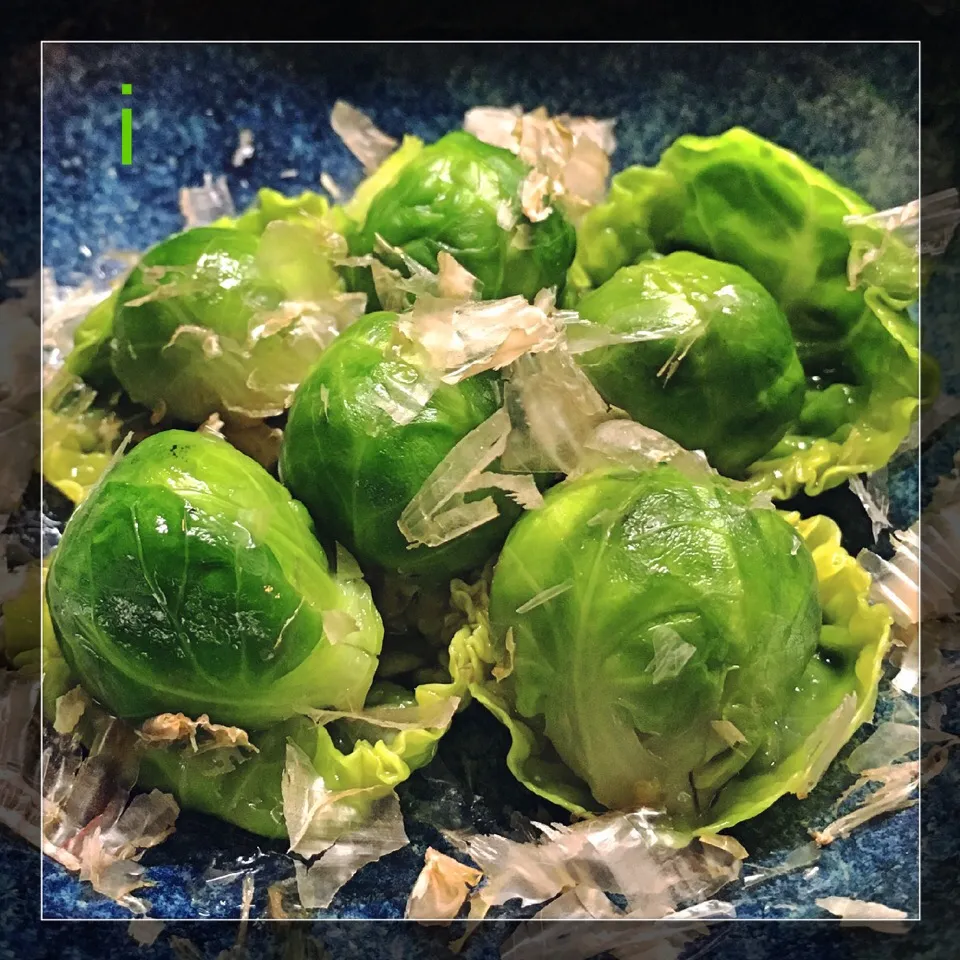 Snapdishの料理写真:芽キャベツのおひたし 【Boiled brussels sprouts served w/ bonito flakes】|izoomさん