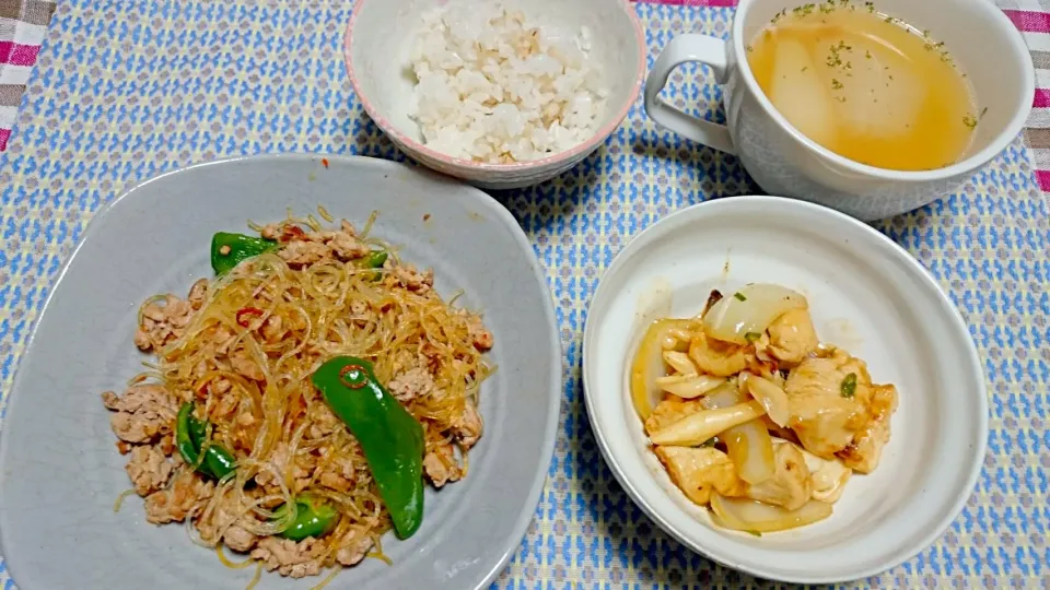 ピーマンと春雨の炒め物、鶏むね肉のオイスター炒め、新玉ねぎのスープ|よめちゃんさん