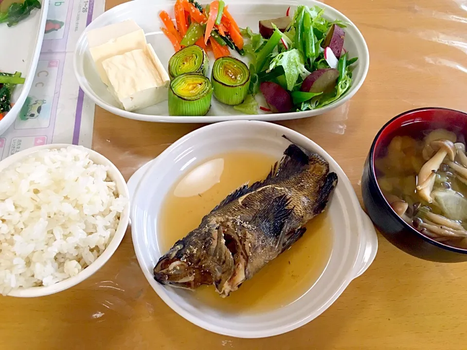 Snapdishの料理写真:まごわやさしい晩ご飯🐟めばる。リーキが甘くてうまい！|かわちさん