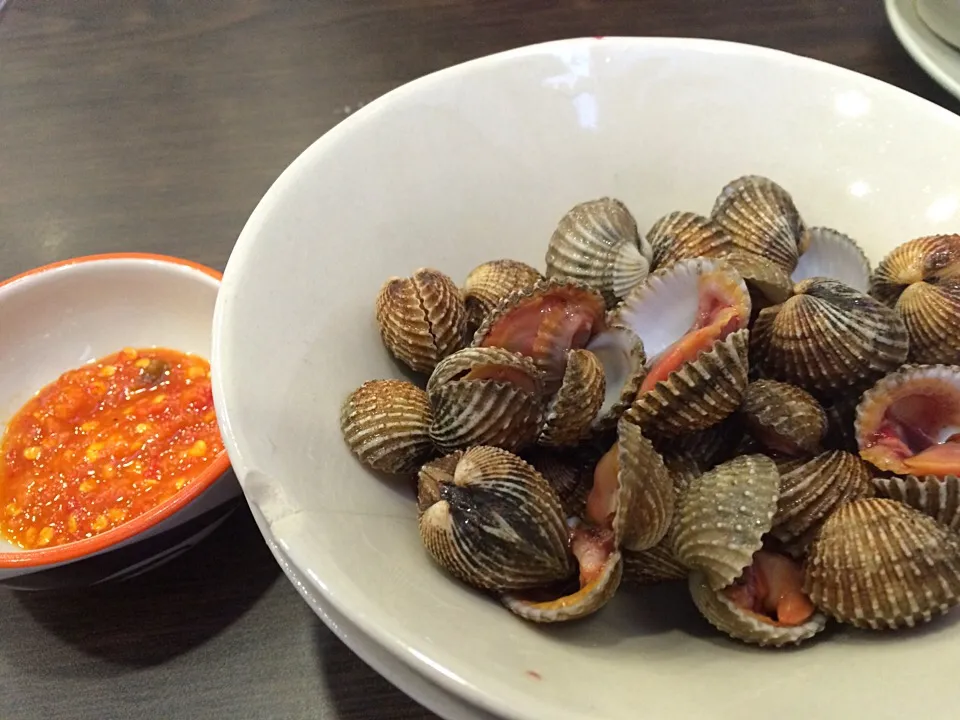 Snapdishの料理写真:Cockles with spicy sambal|Ong Sor Fernさん