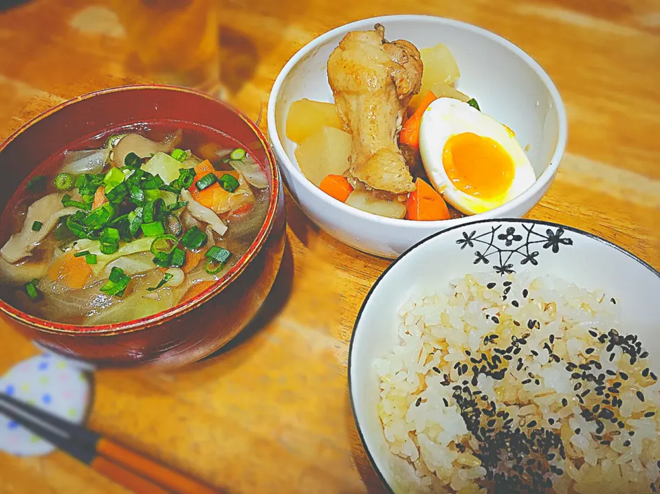 手羽元🐓のさっぱり煮+リメイク味噌汁|夕暮れなさん